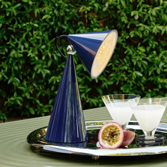 Lampada da tavolo Tom Dixon Pose Portable Indigo