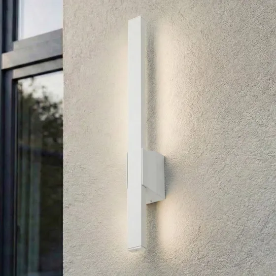 Lindby Applique da esterni LED Sakari, bianca, alluminio, 50 cm