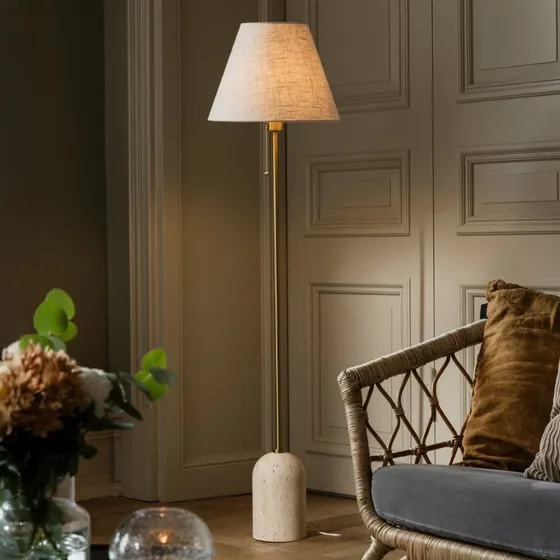 Globen Lighting Lampada da terra Gino con base in travertino, beige