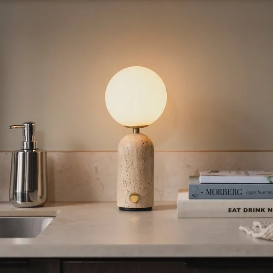 Globen Lighting Lampada da tavolo ricaricabile Torrano in travertino beige