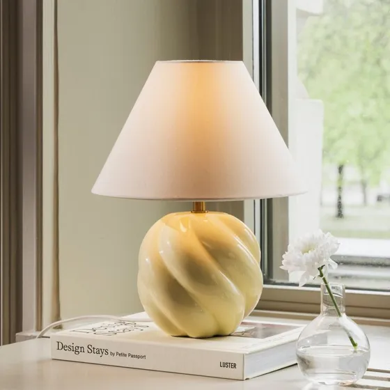 Globen Lighting Lampada da tavolo DAHLIA, beige/giallo, 31 cm