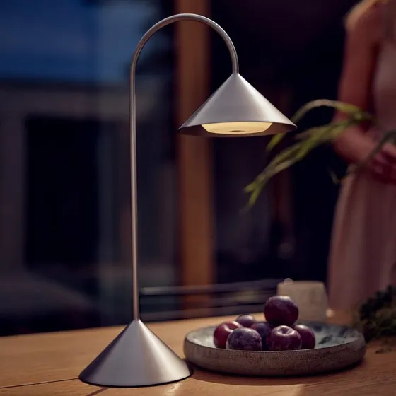 FRANDSEN Lampada da tavolo LED ricaricabile Grasp in acciaio inossidabile