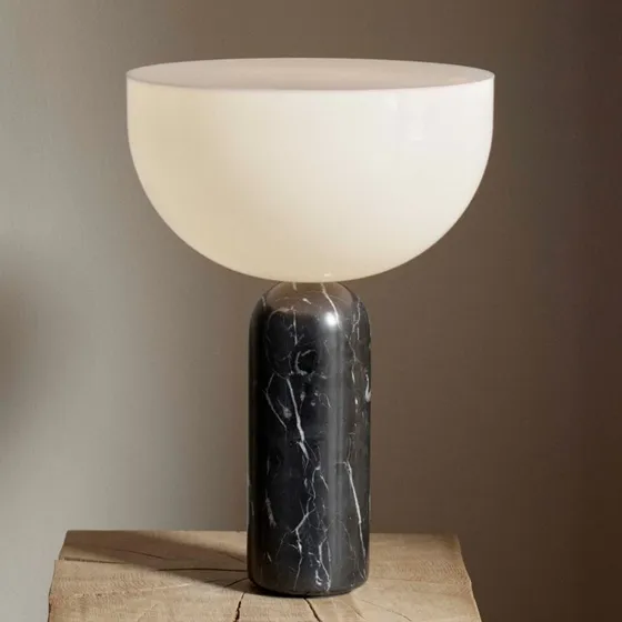 New Works Kizu Small Lampada da Tavolo in Marmo Nero e Acrilico