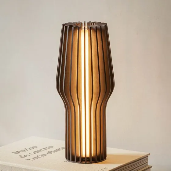 Lampada da tavolo Radiant PLEASE WAIT to be SEATED Legno Scuro