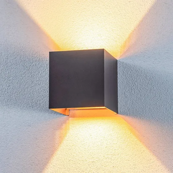 Applique da esterni LED Lindby Nivar, angolare, nero/oro, 10 cm
