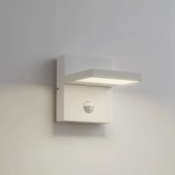Applique da esterni LED Lucande Silvan, bianca, con sensore, IP54