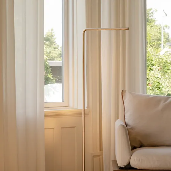 Lampada da pavimento UMAGE Omni color ottone, 143 cm