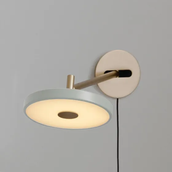 Applique a LED UMAGE Asteria Long, Oliva/Ottone