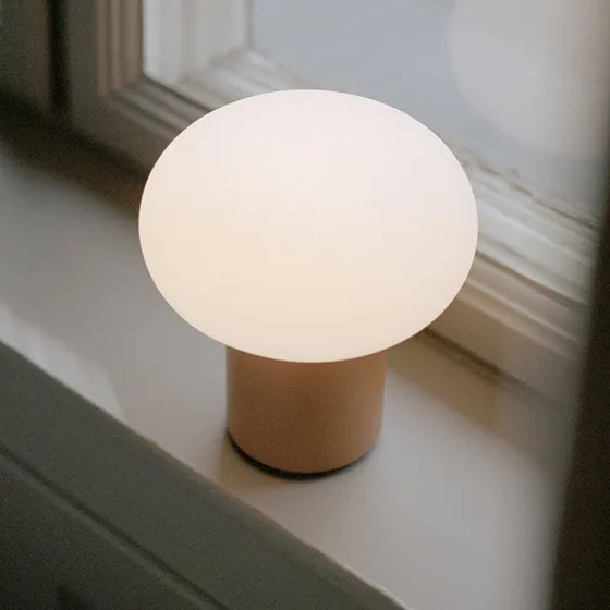 New Works Karl-Johan Portable Lampada da Tavolo IP65 Giallo Ocra