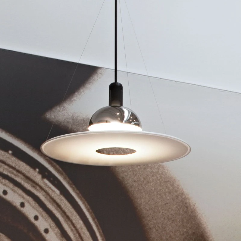 Lampada a sospensione FLOS Frisbi - Design Moderno in Opale e Cromo