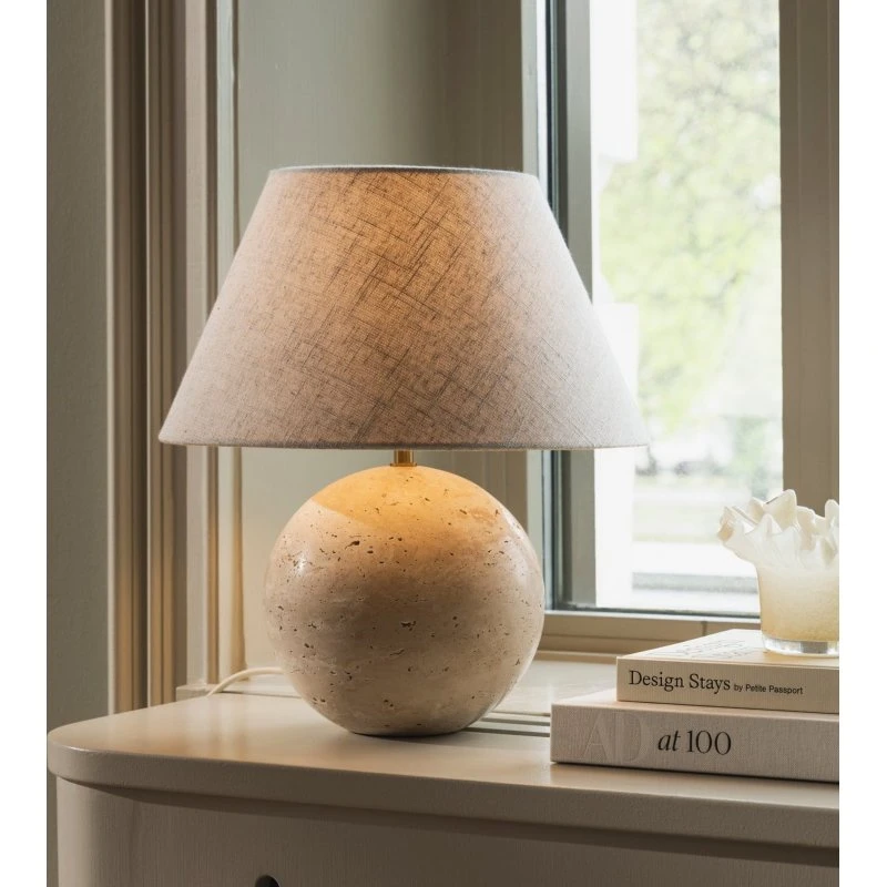 Globen Lighting Lampada da tavolo Castello beige in travertino e lino