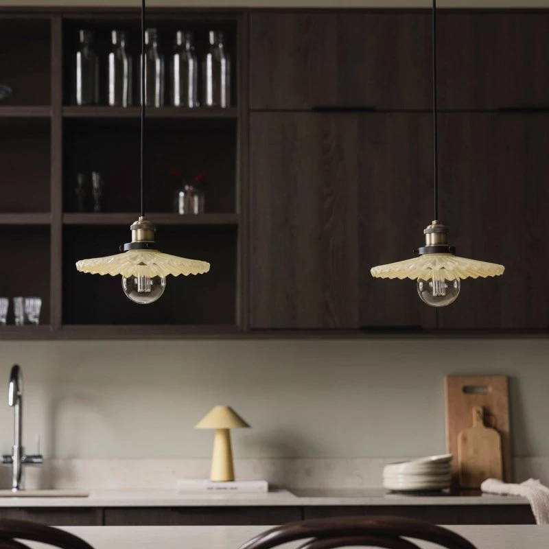 Globen Lighting Lampada a sospensione COBBLER crema/ottone Ø 25 cm