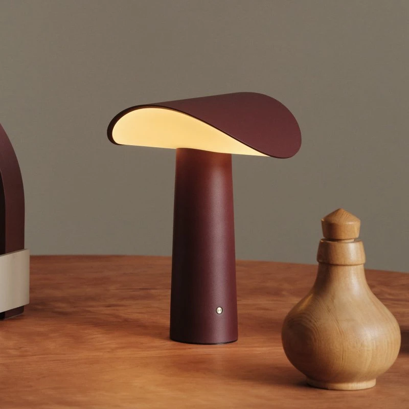 GEJST Lium Lampada da Tavolo LED Ricaricabile Bordeaux