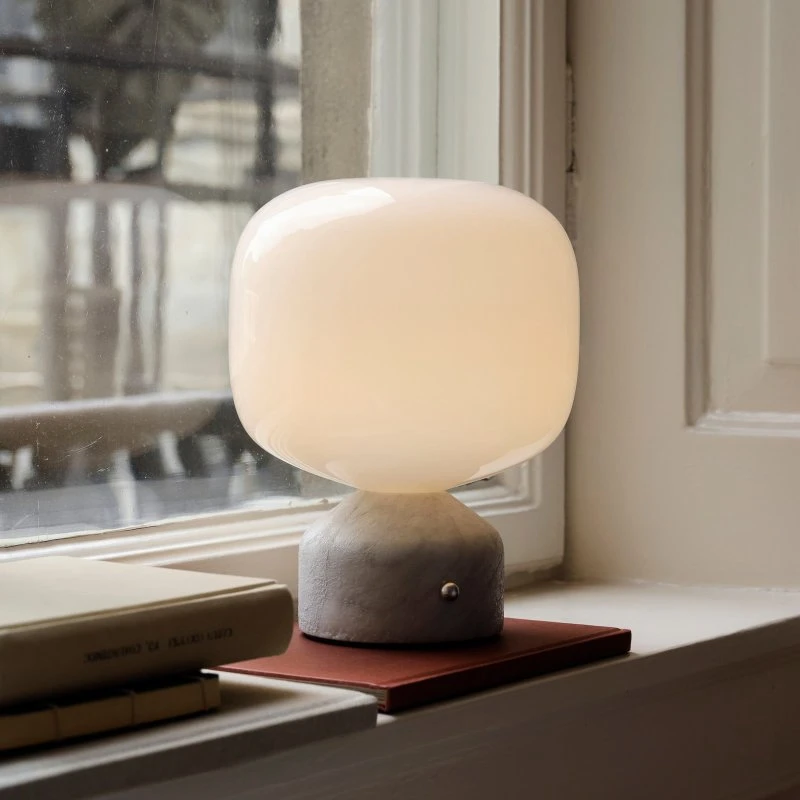 GEJST Lampada da tavolo LED Meemo in marmo bianco e vetro