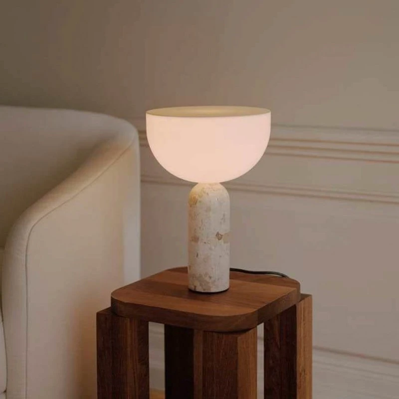New Works Lampada da tavolo Kizu Small in Marmo Beige