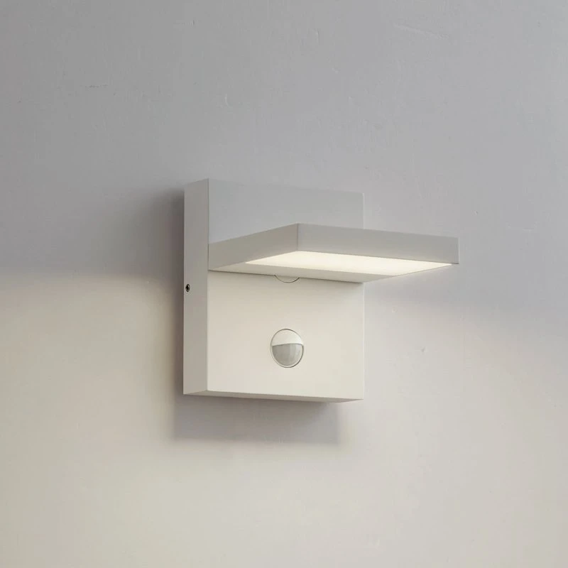 Applique da esterni LED Lucande Silvan, bianca, con sensore, IP54