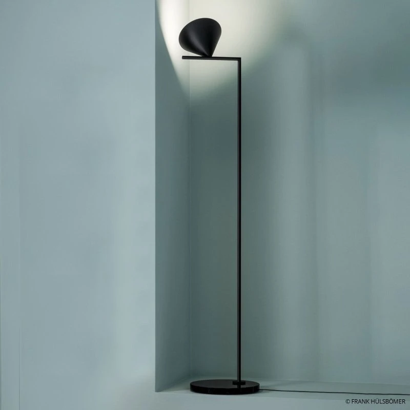 FLOS Captain Flint - Piantana di design in nero con base in marmo