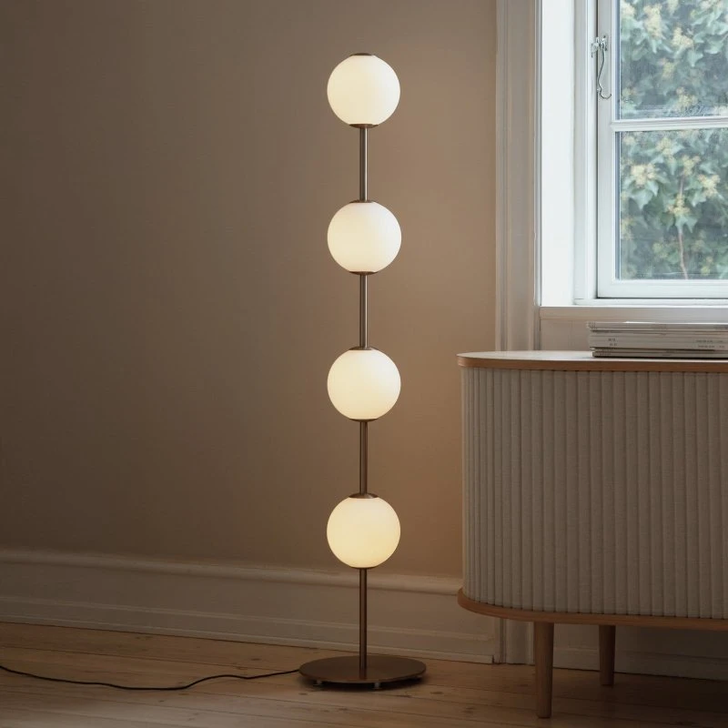 Lampada LED da pavimento UMAGE Audrey, ottone, 128 cm, 4 luci