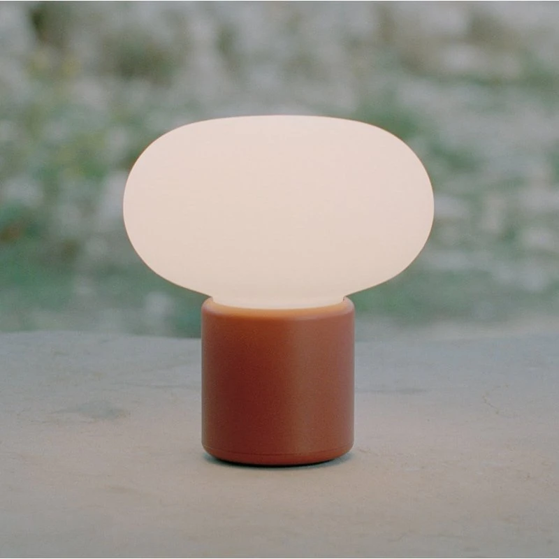New Works Karl-Johan Portable Lampada da Tavolo IP65 Earth Red
