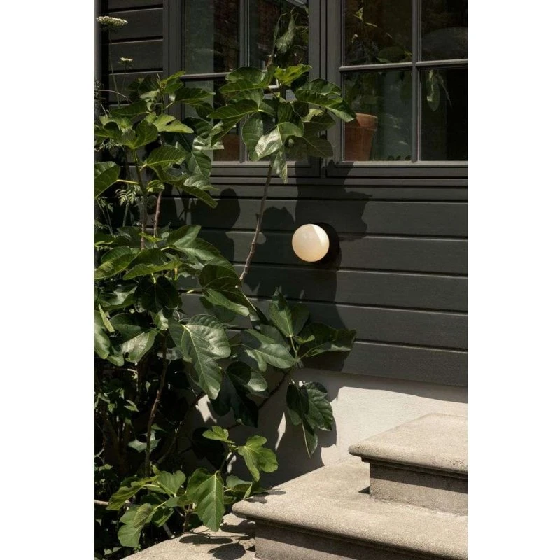 Nuura Aps Applique da esterno Liila, Nero/Opale, Ø 16,5 cm