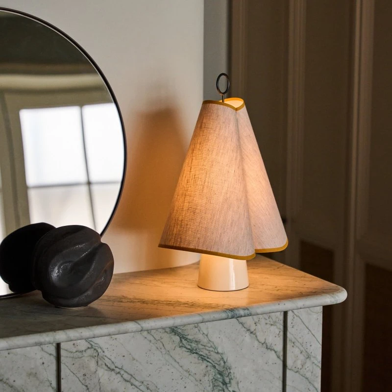 Lampada da tavolo LED ricaricabile Gubi Hornbæk, beige/giallo