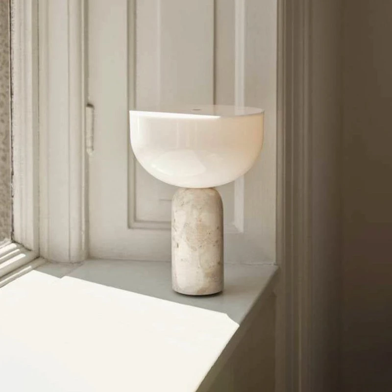 New Works Lampada da tavolo LED ricaricabile Kizu beige effetto marmo